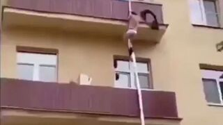 Kochanek ucieka przez balkon. Rosja