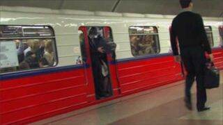 Maniak telewizyjny w metrze!!