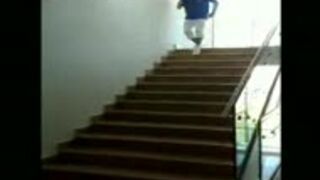 Oryginalne schodzenie po schodach