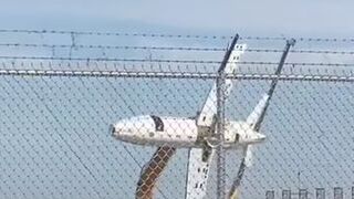 Operator koparki bawi się samolotem przed zezłomowaniem
