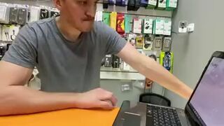 Fachowiec naprawia laptop