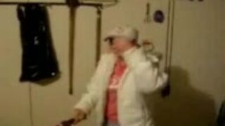 Chce rozbić butelkę na głowie.