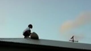 Idiota zjeżdża z dachu