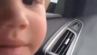 Reakcja dziecka na małpkę na samochodzie