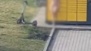 Sesja rozbierana przy paczkomacie w Krakowie