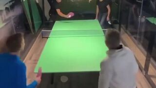 Stół do ping-ponga w szwedzkim biurze