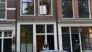 Znoszenie pralki w Amsterdamie