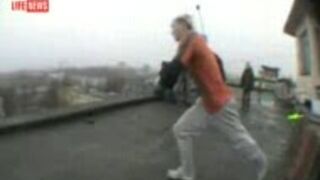 Skoczył na dach innego budynku