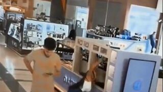Kran z czekoladą i kobiety w galerii
