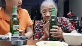 Tak babcia otwiera butelkę