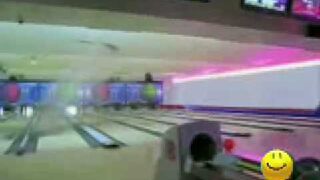 Rozwaliła sufit kulą o kręgi. Rzut roku!