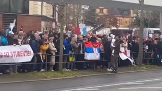 Kobieta próbowała zakłócić chwilę ciszy dla ofiar wydarzeń w Serbii, ale los miał dla niej inne plany...