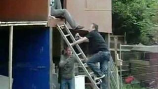 Pijany typ odwala kaszane na drabinie