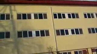 Wodospad lawiny z dachu