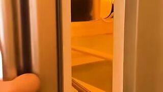 Ta kobieta odkryła, co dzieje się ze światłem po zamknięciu lodówki 😂