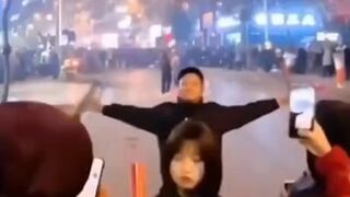 Uderzenie stopionego metalu w tłum ludzi to zły pomysł