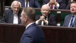 Kaczyński w sejmie pokazuje palec Nitrasowi