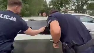 Policja w akcji przed biedronką w Bolkowie