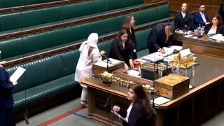 Brytyjska ministra sprawiedliwości Shabana Mahmood przysięga w parlamencie na Koran