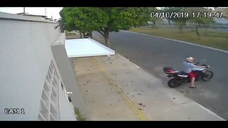 Kobieta utknęła w garażu po tym, jak motocyklista opuścił bramę garażową