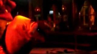 Gruba babka ujeżdża ostro byka