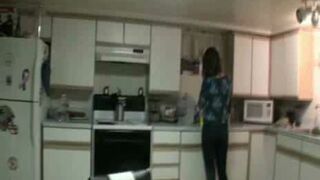 Bardzo głupi żart z piłką i dziewczyną w kuchni