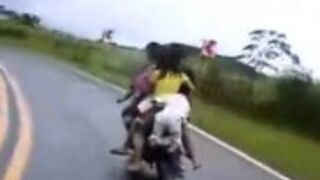 Cała rodzina na motocyklu
