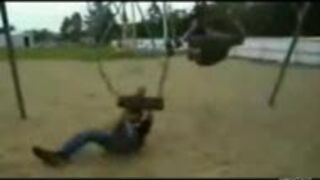 Dzieciak na huśtawce dostaje w czambo