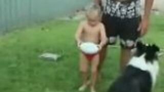 Próbuje kopnąć piłkę