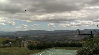 Trafił do kosza z 27 metrów