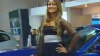 ze wzwodem na wystawie aut