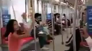Taniec na rurze w pociągu
