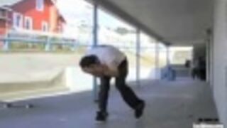 Deskorolką w głowę