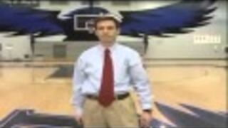 Świetny rzut do kosza tyłem wykonany przez dziennikarza