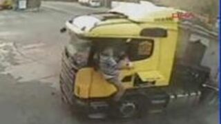 kierowca WYLECIAŁ z kabiny!