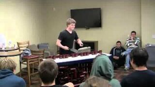 Genialny facet i gra na pcv (He can play on pvc pipes)