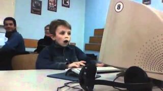 Co ogląda ten dzieciak?