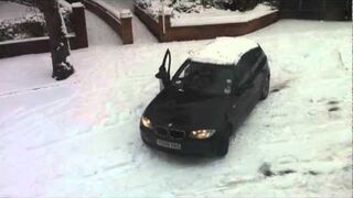 Zima, kobieta i parkowanie