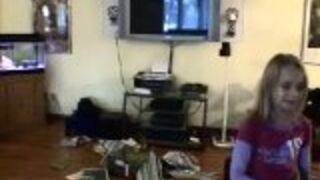 Dzieciak dostaje Xboksa 360 i inne prezenty