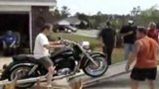 Załadunek motocykla na ciężarówkę