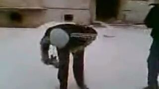 Skok z dachu w śnieg - Rosja