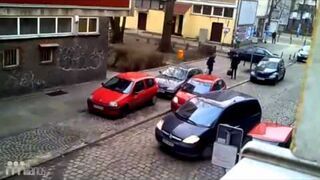 Dwie kobiety próbują zaparkować samochód