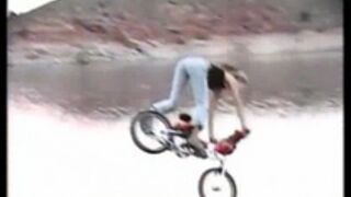 Laska skacze na BMX
