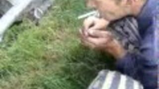 Odpalanie papierosa prądem