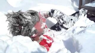 Zanurkował w śniegu