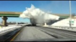 Eksplozja śniegu na dachu ciężarówki