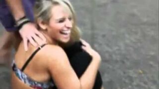 Une blonde fait ses courses dans la rue