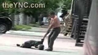 Mąż ciągnie żonę do domu