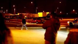 Szalony traktor na parkingu bez kierowcy