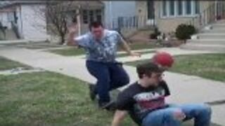 Dowcip z piłką do koszykówki i deskorolką